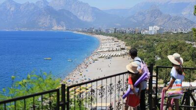 Antalya'da etkili olan sıcak hava ve nemden bunalanlar sahillerde ve