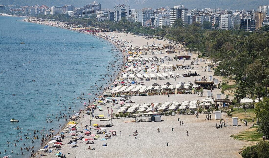 Antalya'da etkili olan sıcak hava ve nemden bunalanlar, sahillerle gölgelik