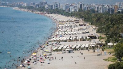 Antalya'da etkili olan sıcak hava ve nemden bunalanlar, sahillerle gölgelik