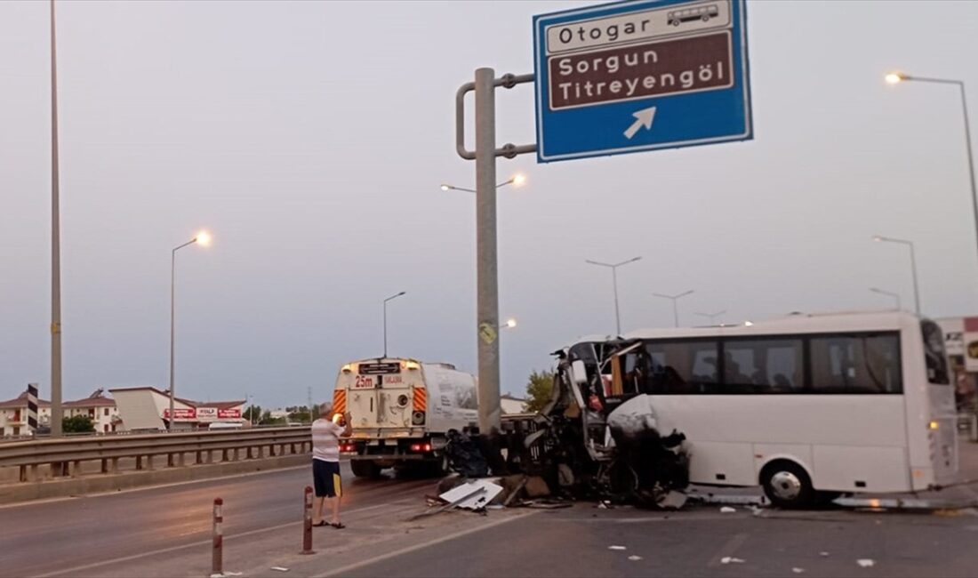 Antalya'nın Manavgat ilçesinde, turistleri taşıyan tur midibüsünün direğe çarpması sonucu