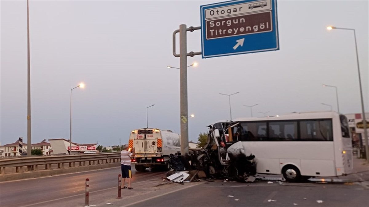 Antalya'nın Manavgat ilçesinde, turistleri taşıyan tur midibüsünün direğe çarpması sonucu
