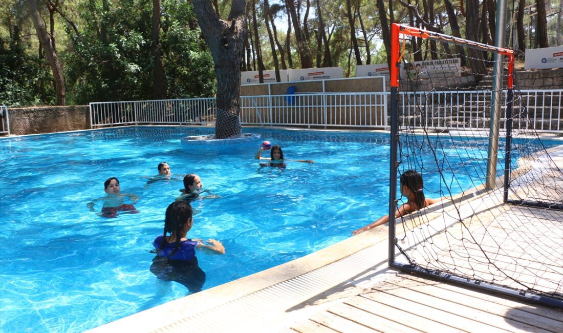 ANTALYA (AA) – Antalya Büyükşehir Belediyesi "Gençlik yaz kampı" ilçelerden