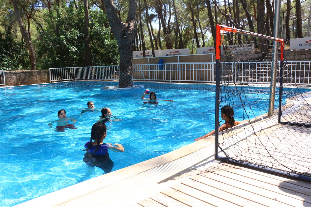 ANTALYA (AA) – Antalya Büyükşehir Belediyesi "Gençlik yaz kampı" ilçelerden