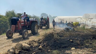 Antalya'da Aksu ilçesinde yerleşim yerlerine yakın alanda çıkan yangına, havadan