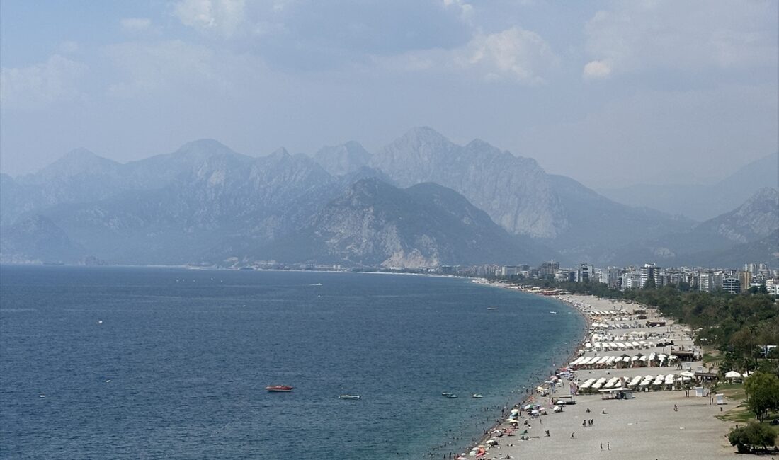 Antalya'da yüzde 83'e ulaşan nemden ve yüksek sıcaklıktan bunalanlar sahillerde
