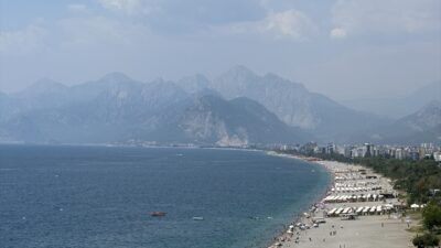Antalya'da yüzde 83'e ulaşan nemden ve yüksek sıcaklıktan bunalanlar sahillerde
