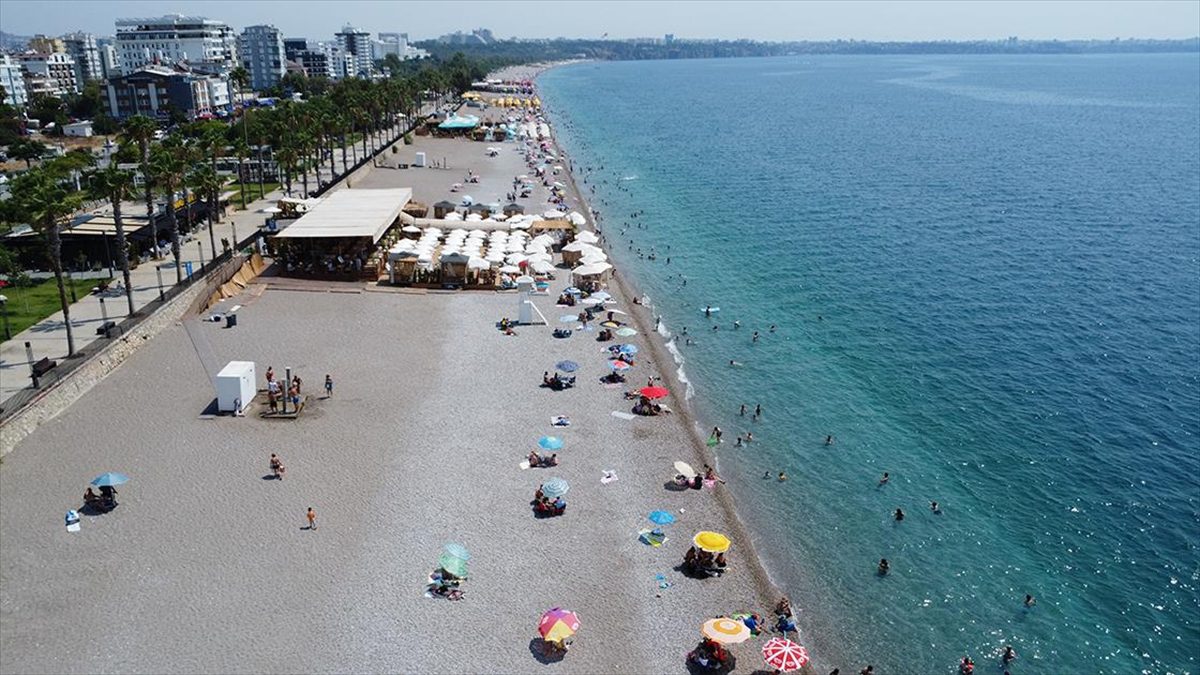 Antalya'da yüzde 83'e ulaşan nemden ve yüksek sıcaklıktan bunalanlar sahillerde