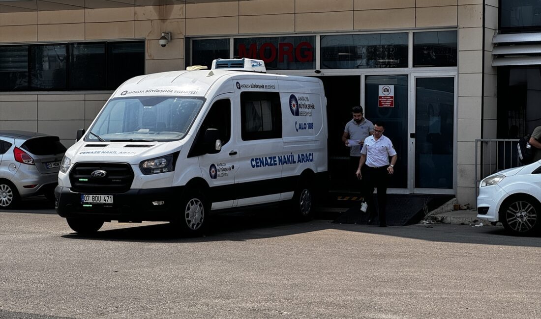 Antalya'da yüzmek için denize giren bir uzman çavuş boğularak hayatını