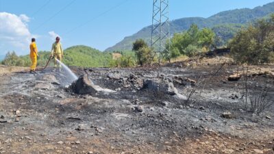 ANTALYA (AA) – Antalya'nın Kumluca ilçesinde ormanlık alanda çıkan yangın