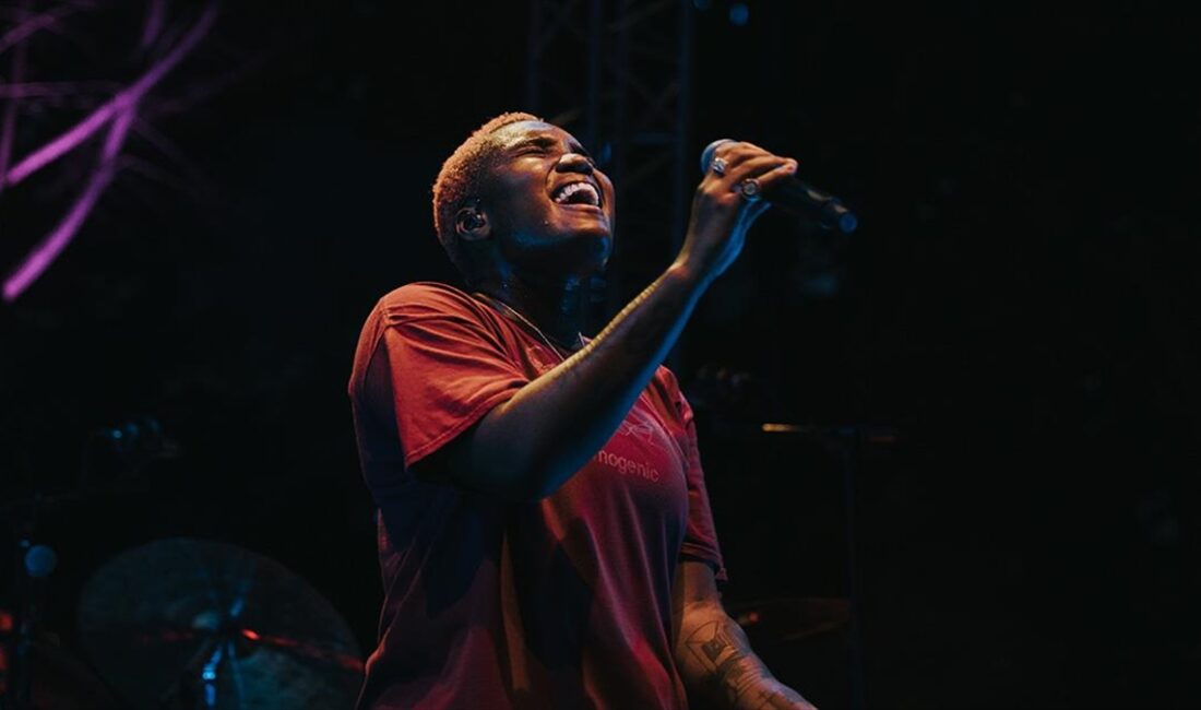 R&B, soul ve indie müziğin başarılı ismi Arlo Parks, ilk