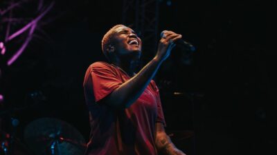 R&B, soul ve indie müziğin başarılı ismi Arlo Parks, ilk