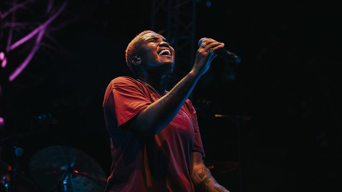 R&B, soul ve indie müziğin başarılı ismi Arlo Parks, ilk