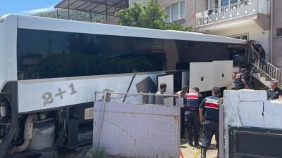 Aydın'ın Söke ilçesinde şehirlerarası yolcu otobüsünün bir eve çarpması sonucu