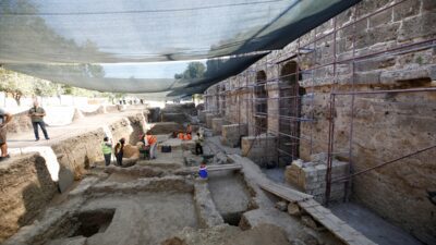 Bakan Ersoy, Antalya'nın Manavgat ilçesindeki Side Antik Kenti'nde incelemede bulundu.