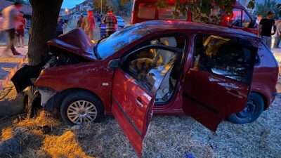 Balıkesir'in Bigadiç ilçesinde ağaca çarpan otomobildeki 2 kişi öldü, 6