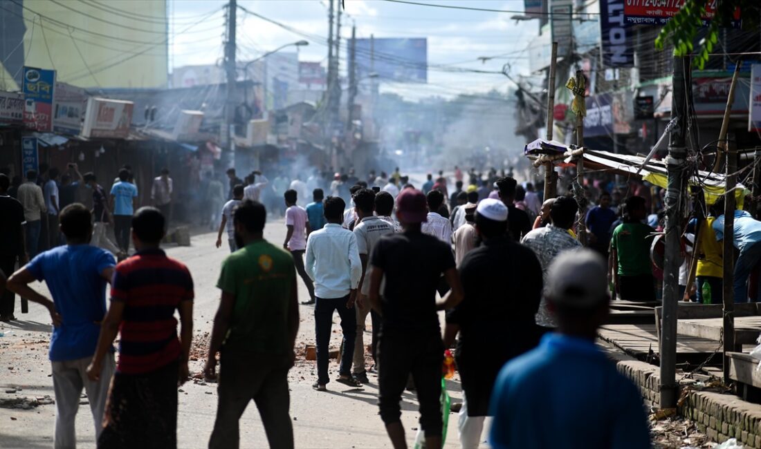 Bangladeş'te, Bağımsızlık Savaşı'na katılanların ailelerine kamuda kontenjan ayrılmasının ardından başlayan
