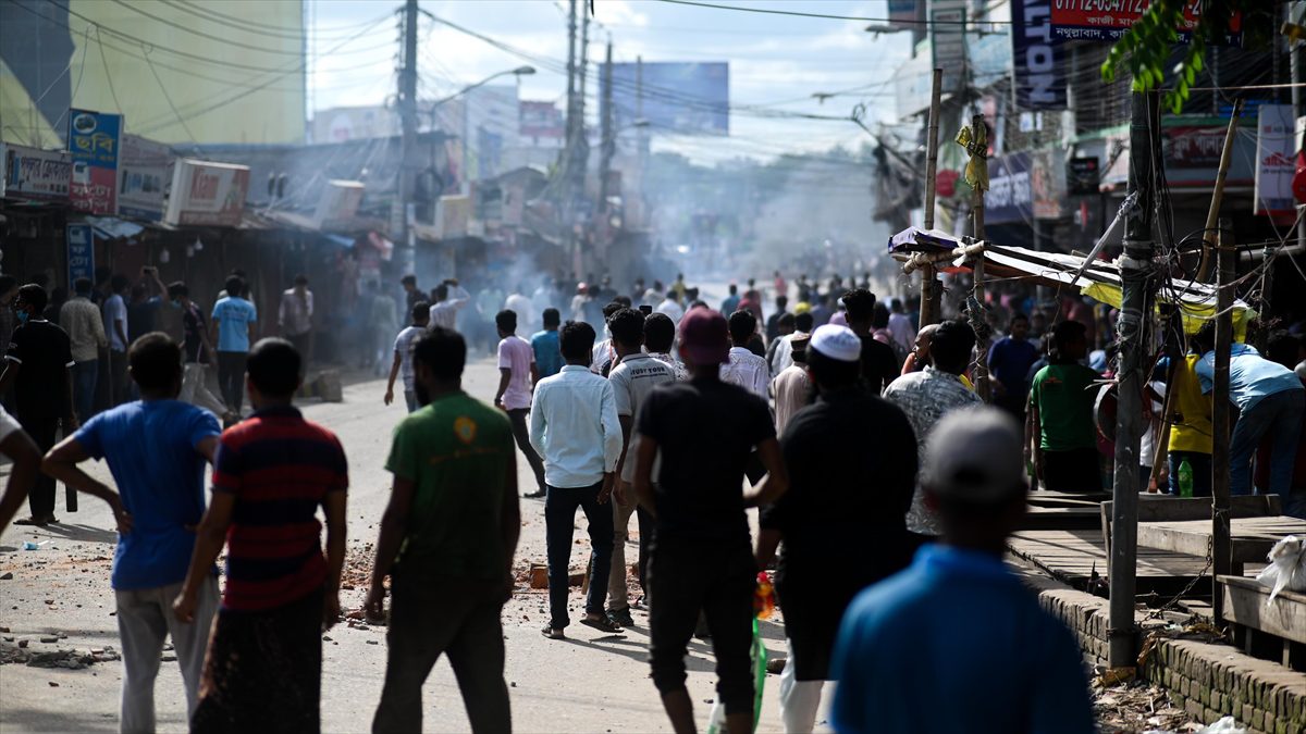 Bangladeş'te, Bağımsızlık Savaşı'na katılanların ailelerine kamuda kontenjan ayrılmasının ardından başlayan