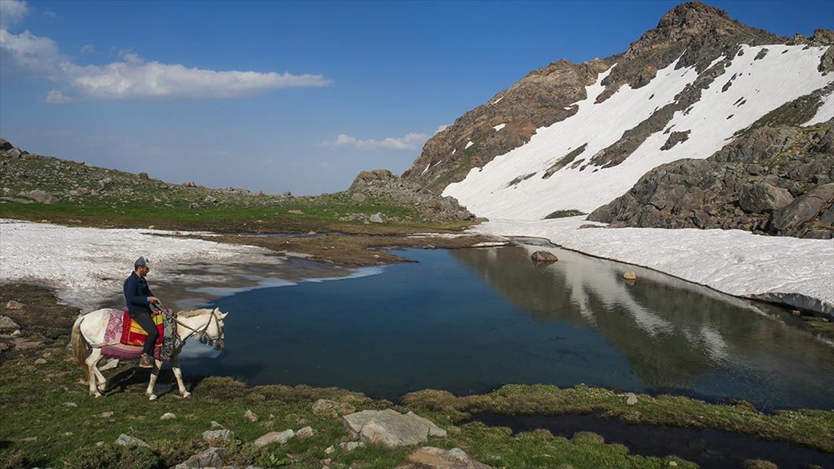 Hakkari'de yaz ve kışın bir arada yaşandığı Berçelan Yaylası'ndaki buzul