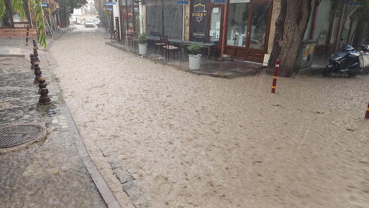 Ankara’nın Beypazarı'nda sağanak, hayatı olumsuz etkiledi. İlçe merkezinde etkili olan