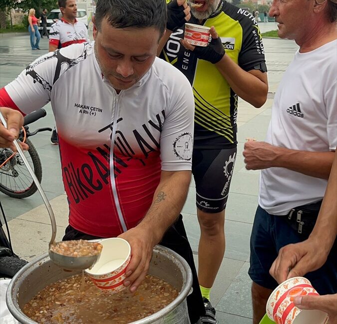 ANTALYA (AA) – Bisiklet Antalya Grubu üyeleri, trafik kurallarına dikkati