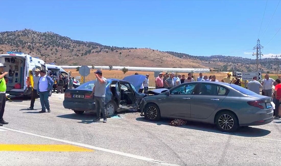 Burdur'un Tefenni ilçesinde iki otomobilin çarpışması sonucu 1 kişi öldü,