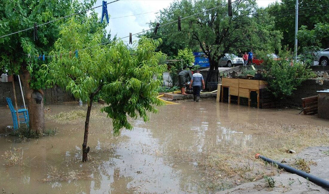 Çanakkale'nin Bayramiç ve Ezine ilçelerinde sağanak nedeniyle bazı ev ve