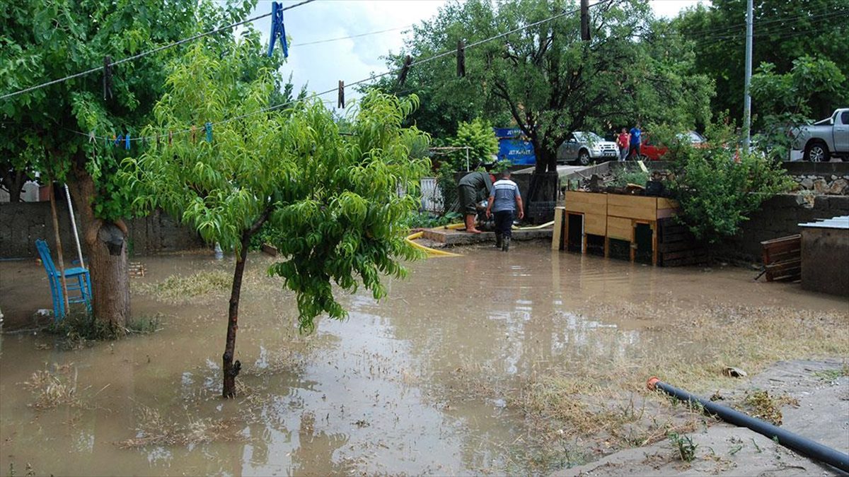Çanakkale'nin Bayramiç ve Ezine ilçelerinde sağanak nedeniyle bazı ev ve