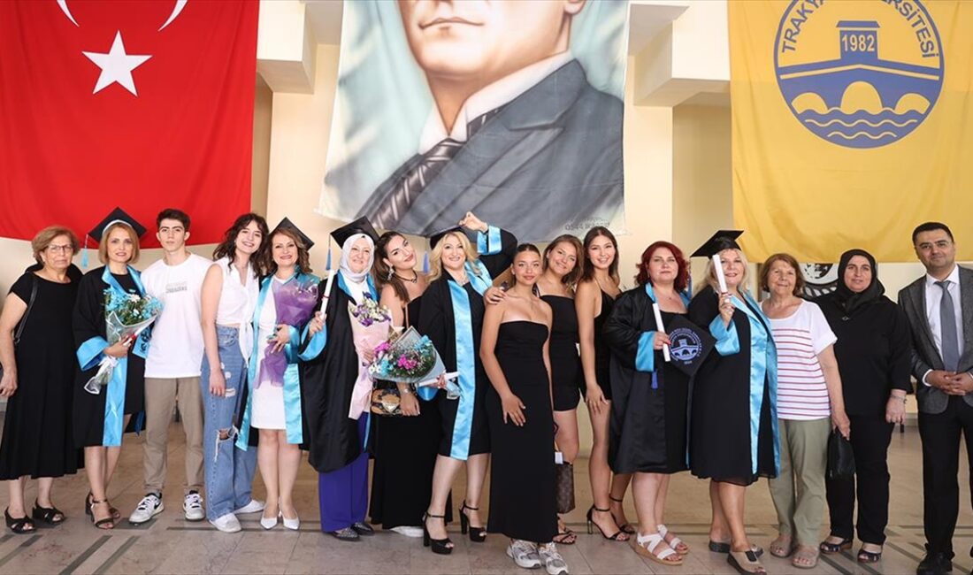 Çocuklarıyla birlikte girdikleri üniversite sınavında Trakya Üniversitesi (TÜ) Şehit Ressam