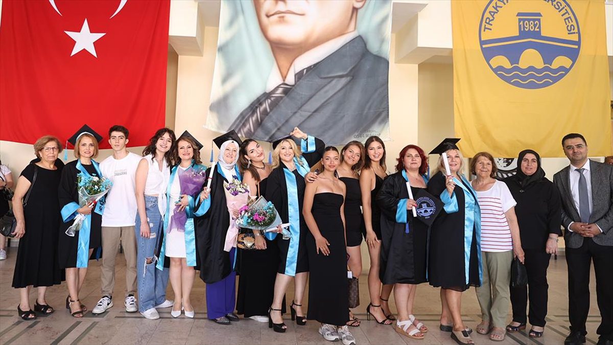 Çocuklarıyla birlikte girdikleri üniversite sınavında Trakya Üniversitesi (TÜ) Şehit Ressam