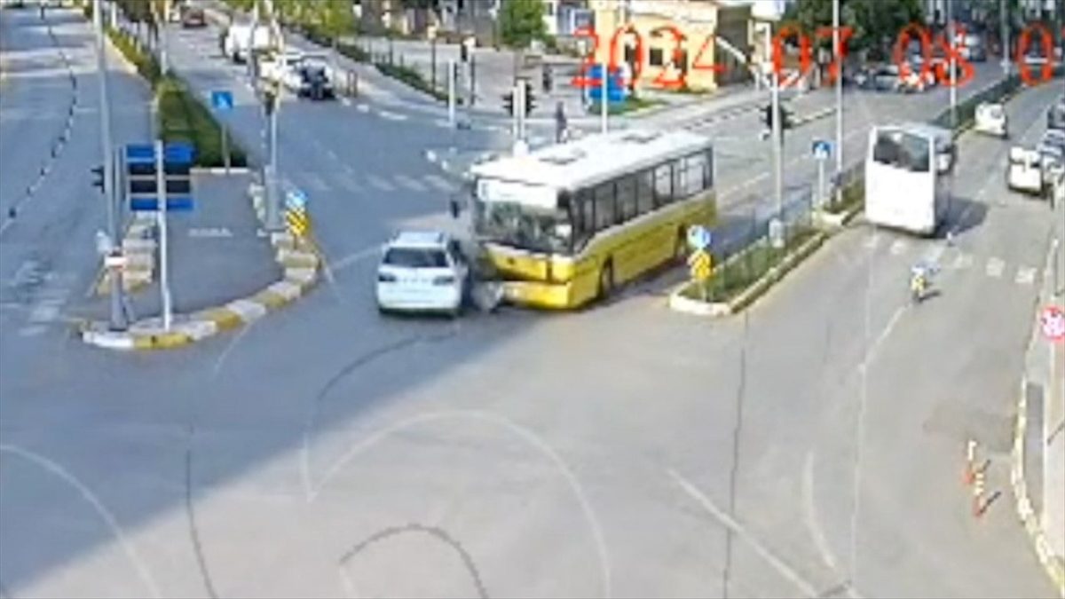 Çorum'da özel halk otobüsü ile hafif ticari aracın çarpışması sonucu