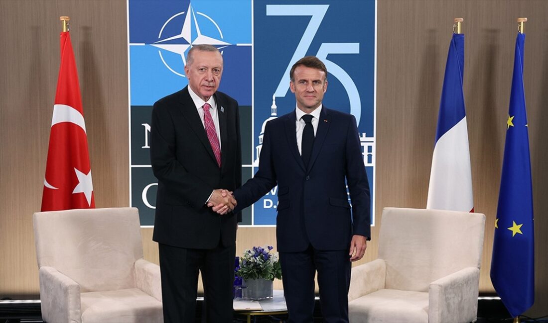 Cumhurbaşkanı Recep Tayyip Erdoğan, Fransa Cumhurbaşkanı Emmanuel Macron ile bir
