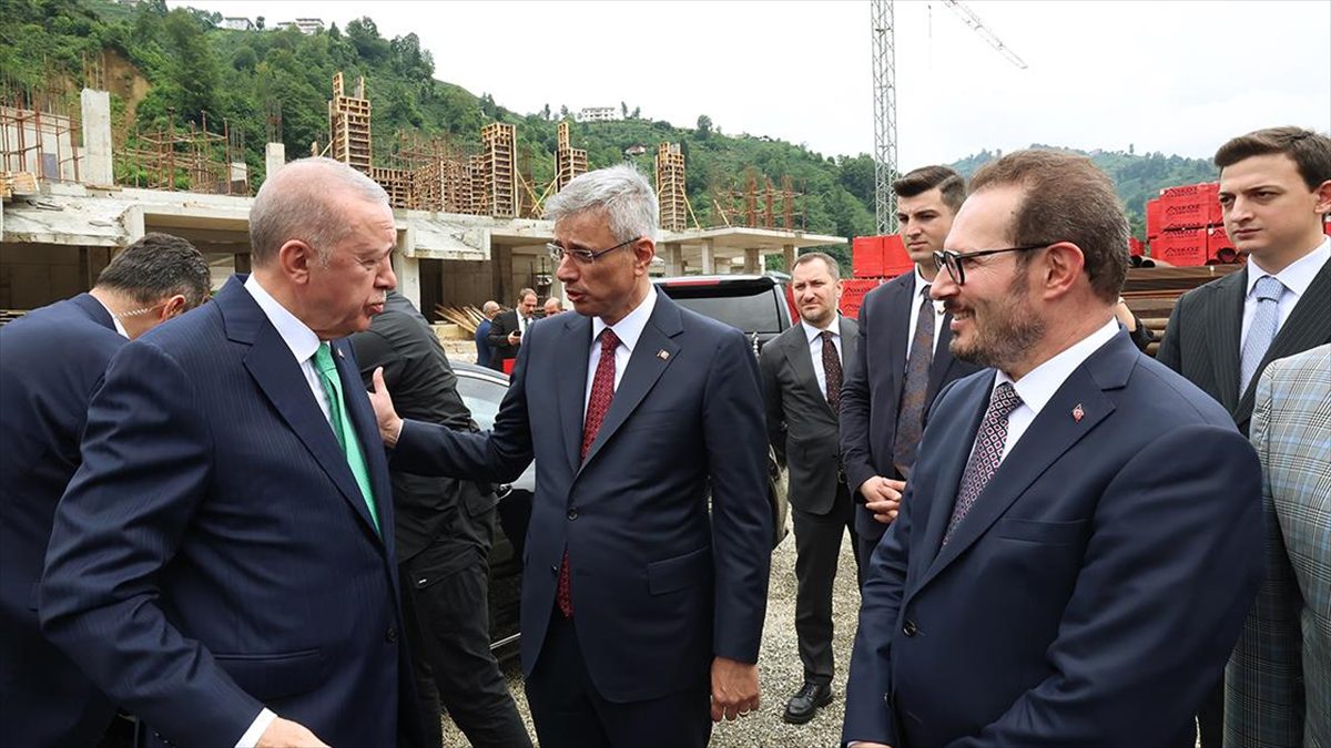 Cumhurbaşkanı Recep Tayyip Erdoğan, memleketi Rize'nin Güneysu ilçesinde yapımı devam