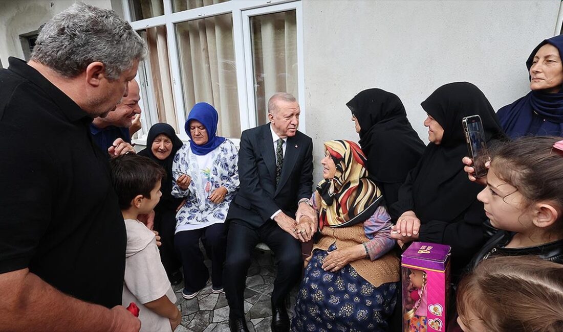 Cumhurbaşkanı Recep Tayyip Erdoğan, Rize'nin Güneysu ilçesinde komşularını ziyaret etti.