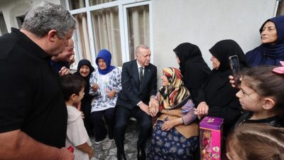 Cumhurbaşkanı Recep Tayyip Erdoğan, Rize'nin Güneysu ilçesinde komşularını ziyaret etti.
