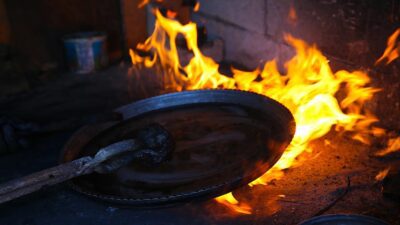 Hatay'da depremlerde iş yerini kaybeden kalaycı ustası, kendi imkanlarıyla inşa