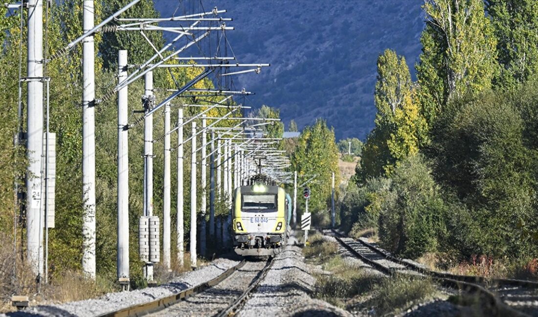 Bakan Uraloğlu, 2002'de 2 bin 122 kilometre olan elektrikli hat