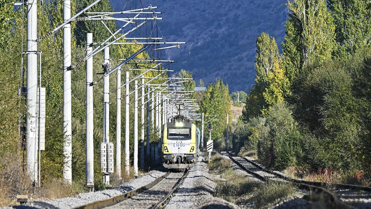 Bakan Uraloğlu, 2002'de 2 bin 122 kilometre olan elektrikli hat