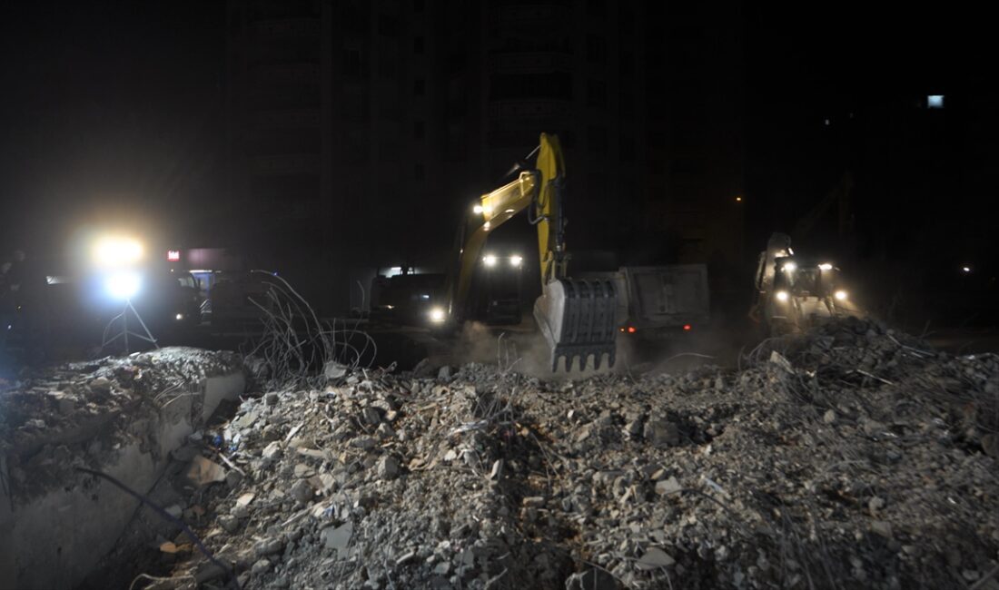 Adana'da depremde yıkılması sonucu 63 kişinin öldüğü Tutar Apartmanı C