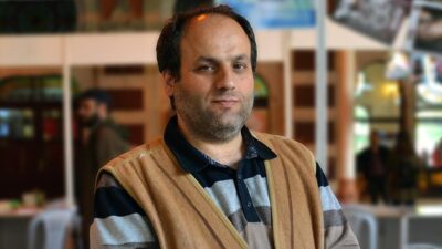 Üzerinden çıkarmadığı yeleğiyle genç dergiciler arasında "derviş babası" diye tanınan