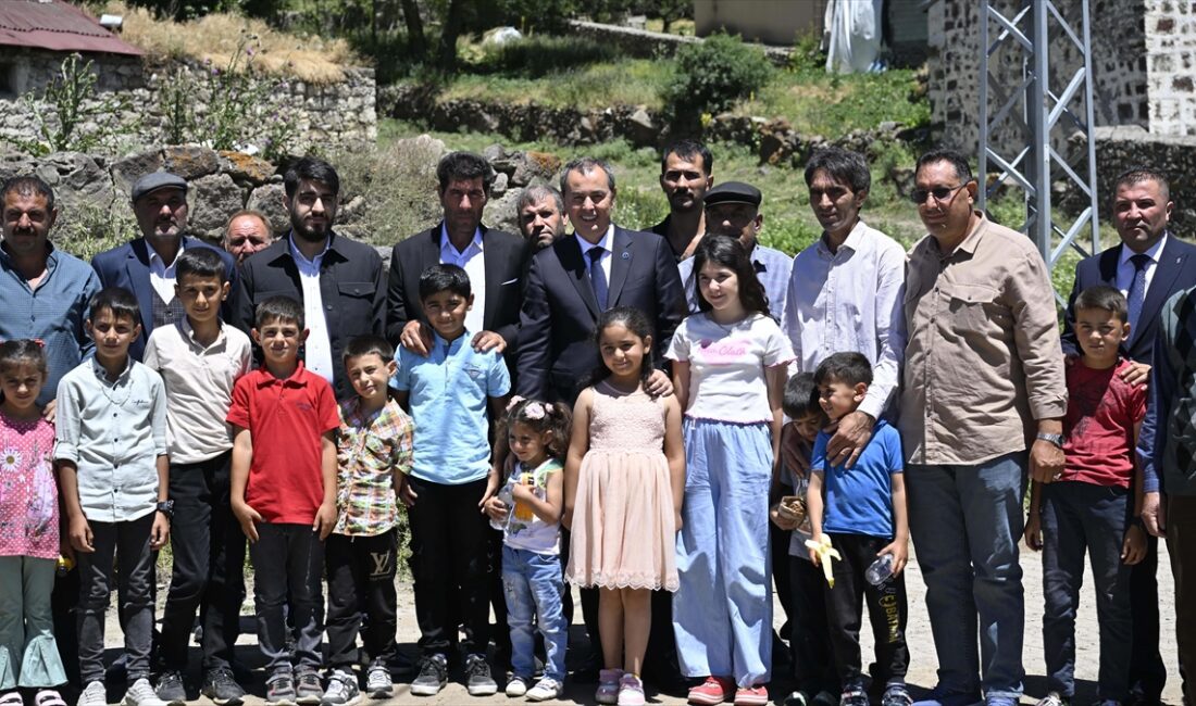 İş Bankası'nın "100 Köye İnternet" projesiyle, internetin günlük yaşamda, eğitimde