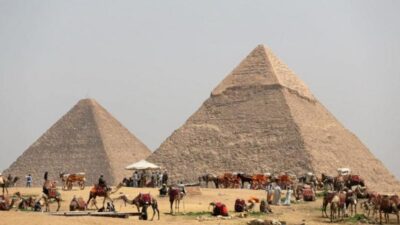 Toplumun bir gemiye benzetilerek yaşadığı tehlikeler ve çöküş ele alınıyor.