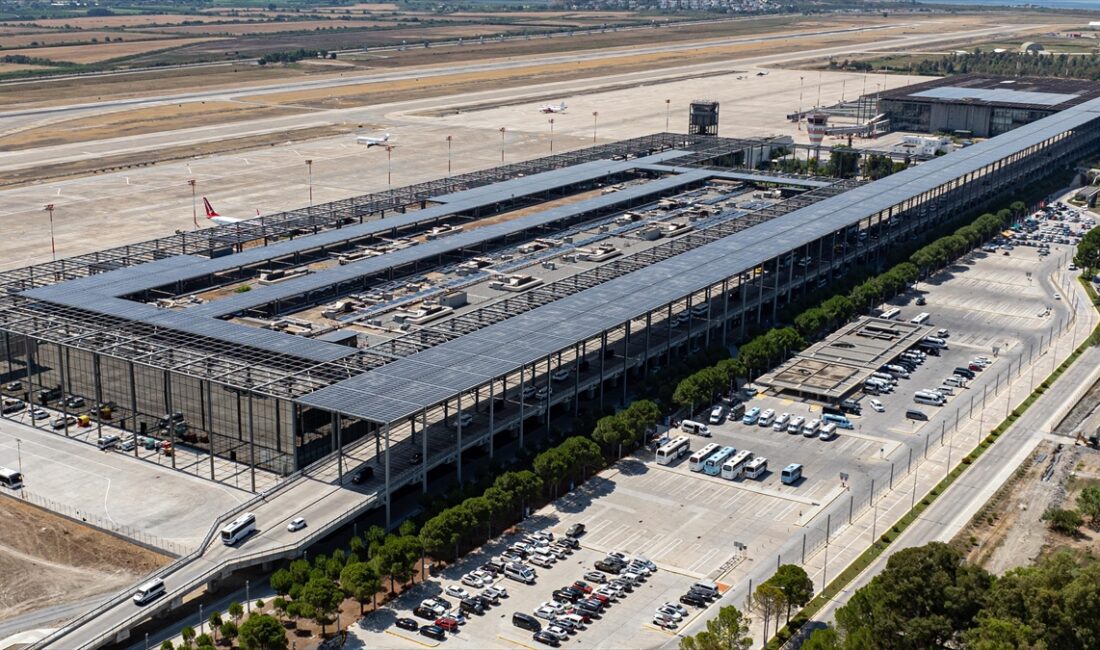 Terminal çatısına kurulu güneş panelleriyle dünyanın en büyük çatı güneş