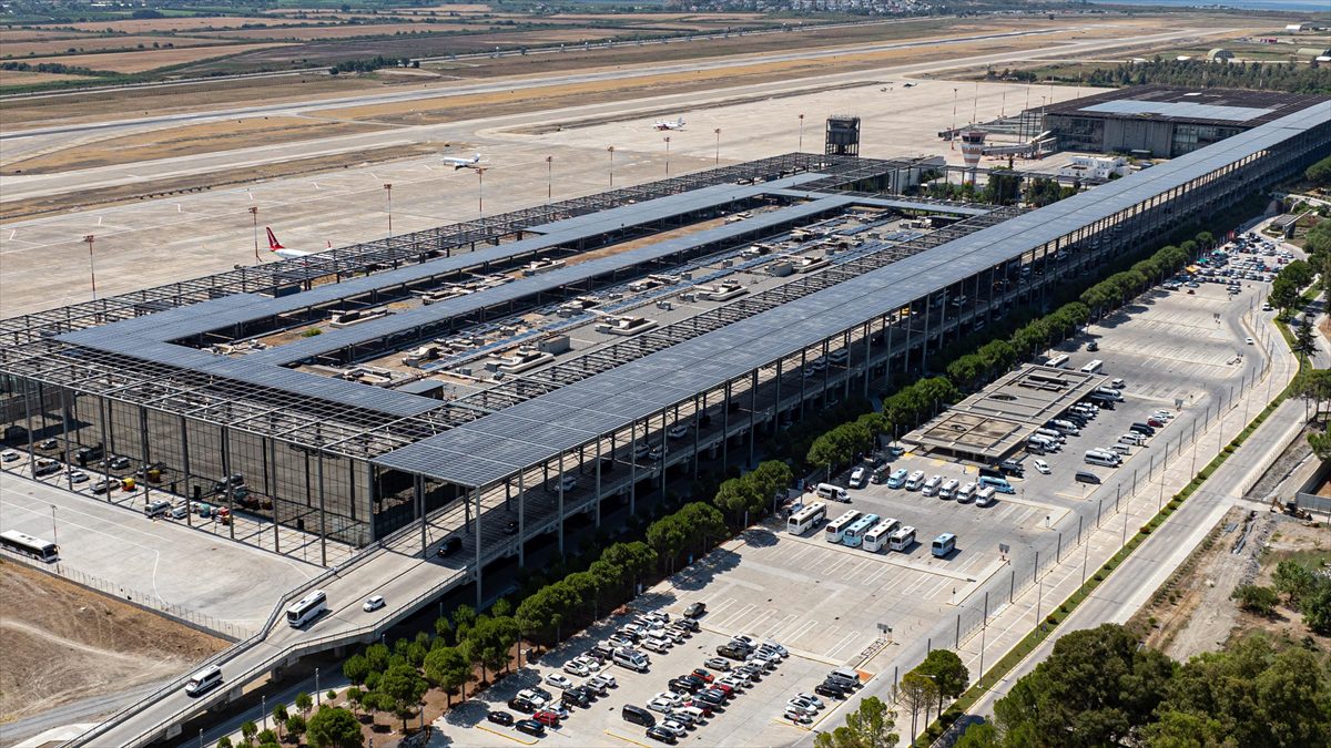 Terminal çatısına kurulu güneş panelleriyle dünyanın en büyük çatı güneş
