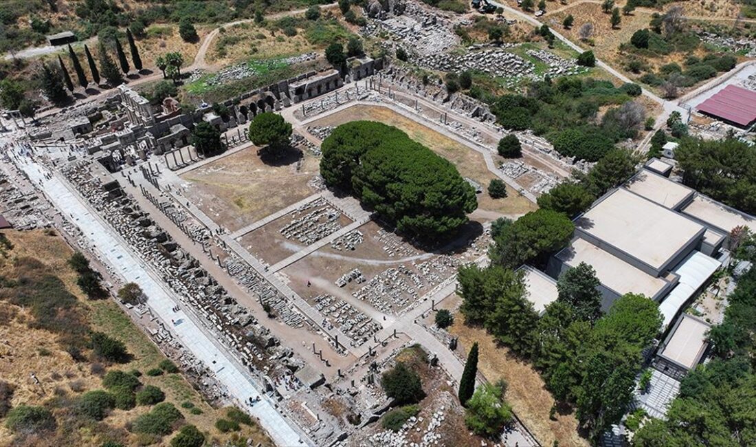Efes Antik Kenti'nin bilinen üç büyük kapısından biri olan Koressos