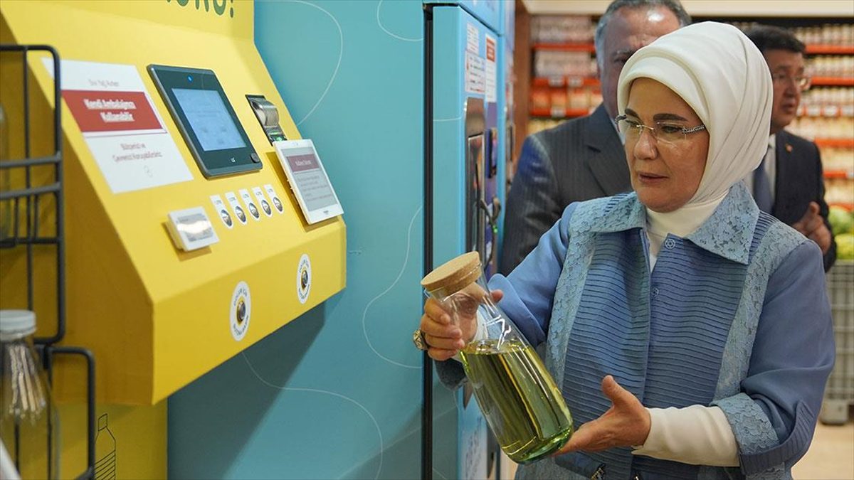 Emine Erdoğan, Ankara'da atıksız alışverişi teşvik eden marketi ziyaret etti,