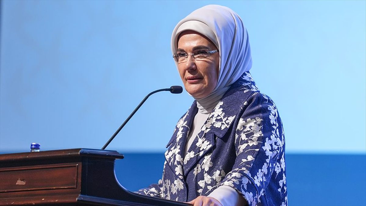 Emine Erdoğan, Srebrenitsa Soykırımı'nda hayatını kaybedenleri rahmetle andı.