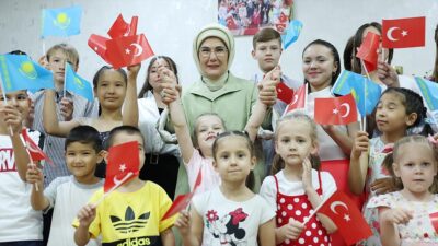 Emine Erdoğan, önceki ziyaretlerinde olduğu gibi bu kez de samimiyet