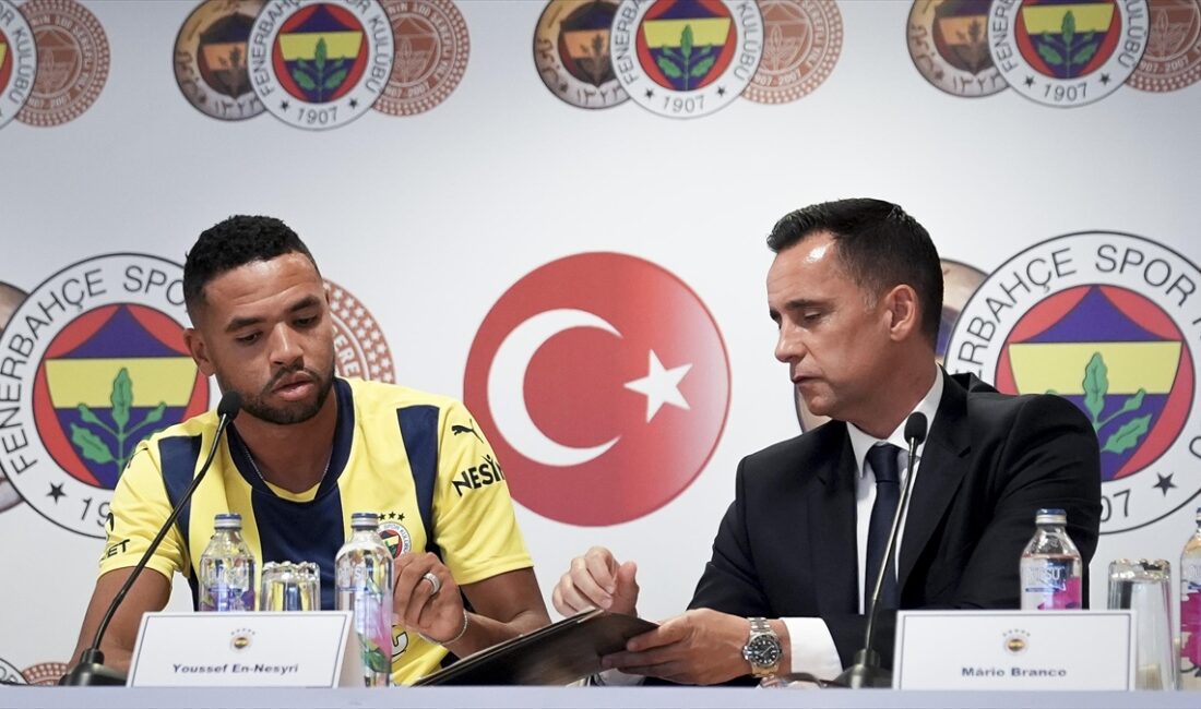 Fenerbahçe'nin İspanya ekibi Sevilla'ya 19,5 milyon avro ödeyerek kadrosuna kattığı