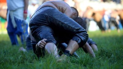 İklim değişikliğine bağlı olarak yaşanan aşırı sıcaklıklar, er meydanındaki güreşçileri