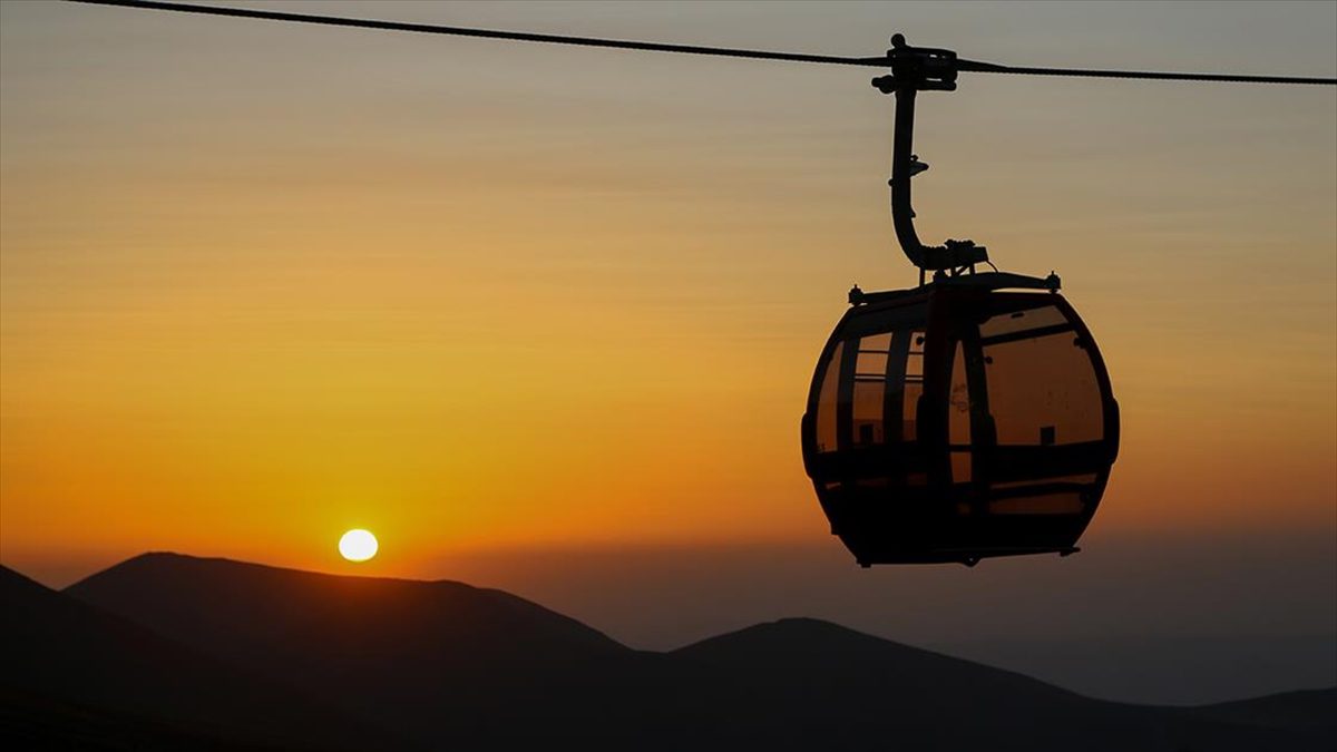 Türkiye'nin önemli kayak merkezlerinden Erciyes, yaz boyunca devam eden etkinliklerle